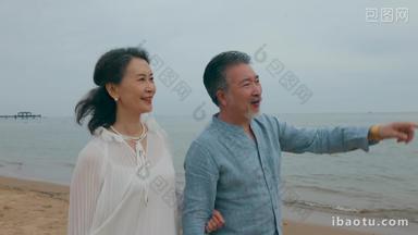 快乐的老年夫妇在海边<strong>散步</strong>